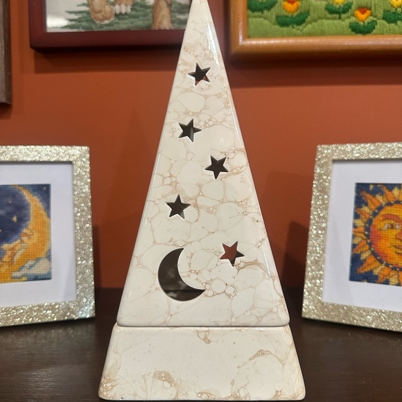 90’s party lite votive candle holder
11” tall 5” wide
celestial moon and stars - Picture 3 of 7